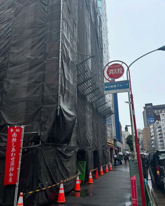 みなさん
お疲れ様です。
久しぶりの東京(百人町)で仕事、1ヶ月位かかる現場なので、しばらく北海道〜東京を行ったり来たりしまくってます。東京の方いきなりお誘いの電話したらかまってね❤️
19日に到着🚗その日の東京の天気は雪☃️！2時間ほど渋滞に巻き込まれながら現場に到着、現場のみんなに北海道から雪☃️連れてくるな！って怒られました😛笑
前回の東京の現場の時は電車も止まるほど降ってたなぁ、、☃️に愛されてるユウ塗装！！笑

それではみなさん今日の仕事も顔晴って、明日から素敵な週末をお過ごしくださいYOU❤️

#株式会社ユウ塗装
#どこで行きます 
#painter
#札幌ユウ塗装
#ヒゲ社長
#塗装屋
#屋根塗装
#外壁塗装
#内装塗装
#エージング塗装
#一般住宅塗装
#札幌市北区塗装屋
#YOUPEINT&co.
#みんなのペンキ屋さん
#塗装業
#塗装男子
#塗装女子
#今日も楽しくお仕事
#顔晴っていきましょう
#雨漏り鑑定士
#日本塗装名人社
